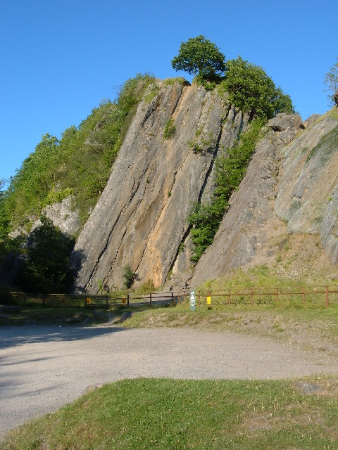 Craig-Y-Ddinas © Kevin Trahar cc-by-sa/2.0 :: Geograph Britain and Ireland