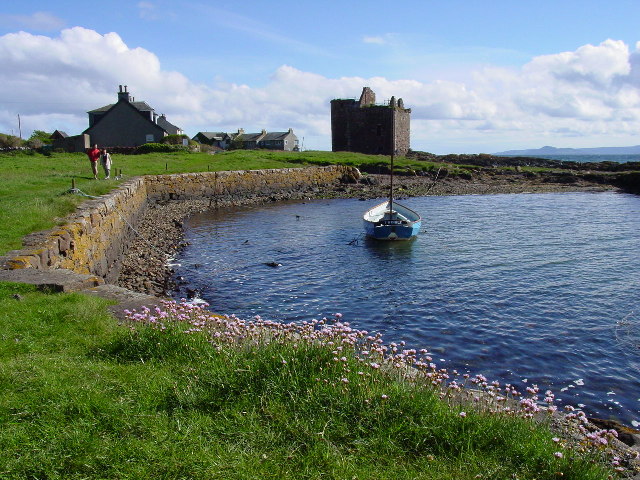 The harbour by Portencross Castle © Colin Park cc-by-sa/2.0 :: Geograph ...