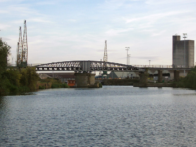 High & Low Level bridges, Sharpness Docks