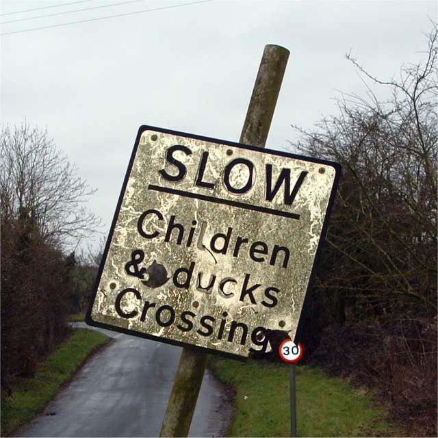 Footbridge sign © Steve Newman cc-by-sa/2.0 :: Geograph Britain and Ireland