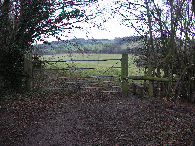 Entrance to isolated Chilterns field
