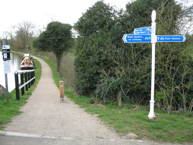 Towpath © Martin Addison cc-by-sa/2.0 :: Geograph Britain and Ireland