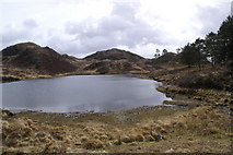 NM6770 : Lochan na Fola by Peter Standing