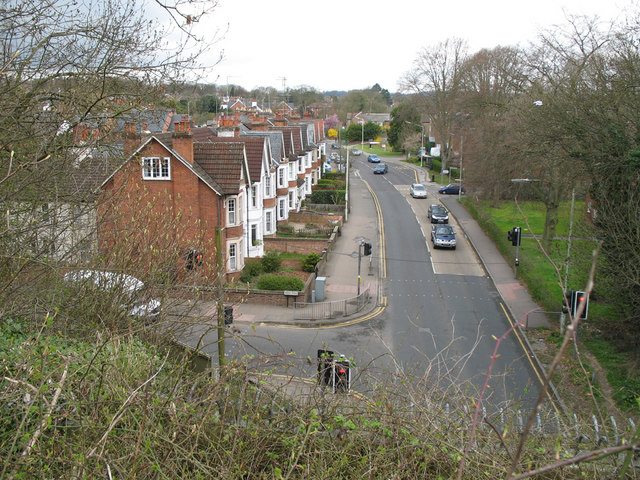 Luton Road © Martin Addison cc-by-sa/2.0 :: Geograph Britain and Ireland