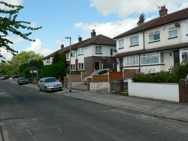 Burley Wood Crescent, Kirkstall, Leeds © Rich Tea cc-by-sa/2.0 ...