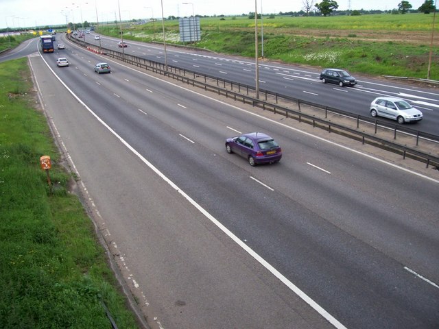 M1 at junction 8 © Rob Hinkley cc-by-sa/2.0 :: Geograph Britain and Ireland