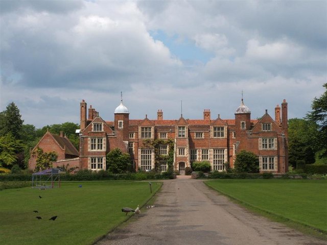 Kentwell Hall © Tony Bennett cc-by-sa/2.0 :: Geograph Britain and Ireland