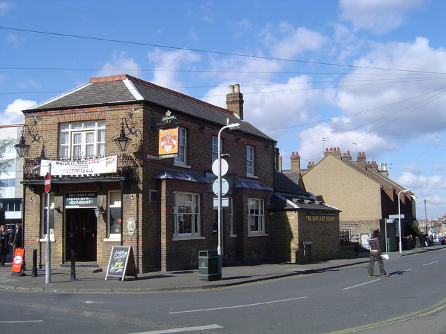 The Estcourt Tavern, Watford © Cathy Cox cc-by-sa/2.0 :: Geograph ...