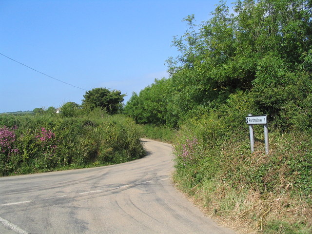 Road junction near Porthkerris Point