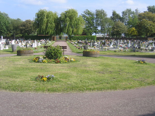 Biggleswade Town Cemetery, Beds © Rodney Burton cc-by-sa/2.0 ...