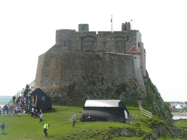 Castle name. Замок Линдисфарн внутри.