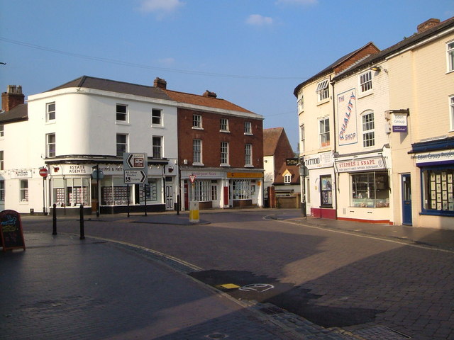 Stourport: the junction of High Street... © Derek Harper cc-by-sa/2.0 ...