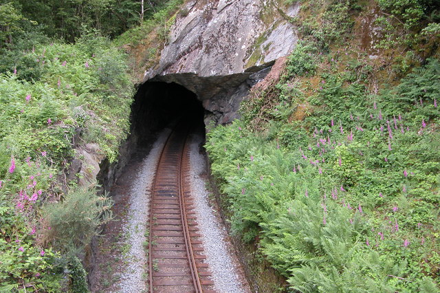Entrance to railway tunnel near Pont-y-pant