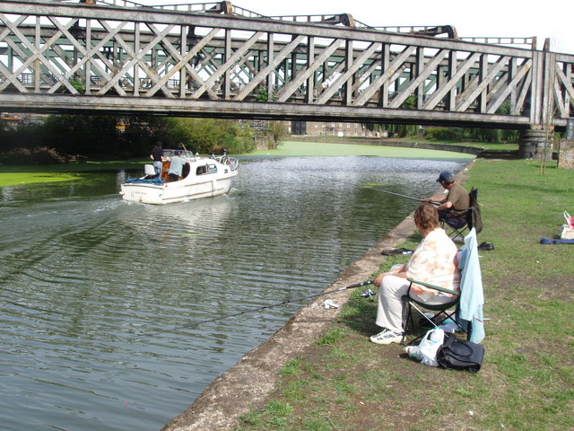 Fishing on the River Lea © David Williams cc-by-sa/2.0 :: Geograph Britain and Ireland