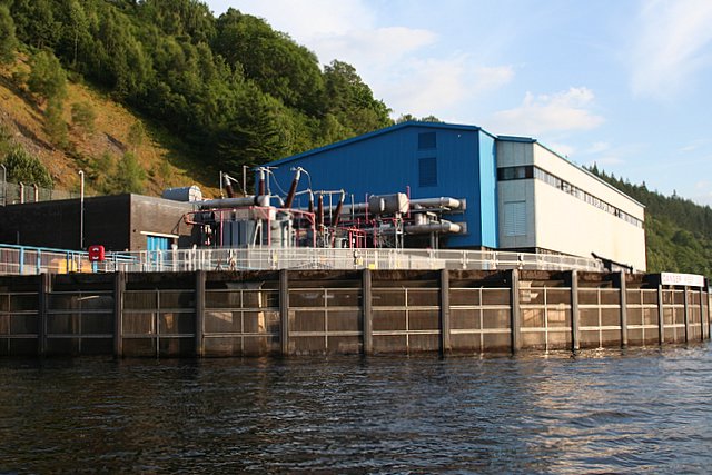 Power Station on Loch Ness shore near... © Des Colhoun cc-by-sa/2.0 ...