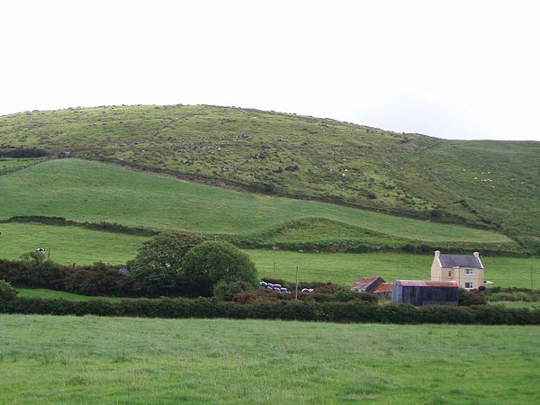 House at the foot of the hill © Sharon Loxton cc-by-sa/2.0 :: Geograph ...