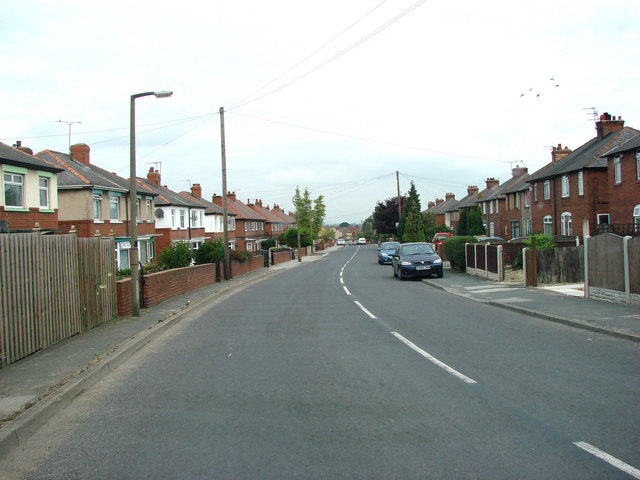 Womersley Road, Knottingley, looking... © Bill Henderson cc-by-sa/2.0 ...