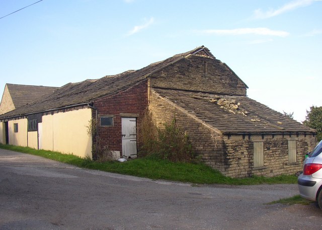 Barn at Warren House Farm, Fixby © Humphrey Bolton cc-by-sa/2.0 ...