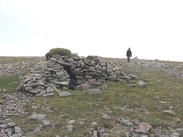 A rough but welcome little shelter on Carn Ban Mor