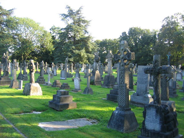 Churchyard at Olton Friary © David Stowell cc-by-sa/2.0 :: Geograph ...