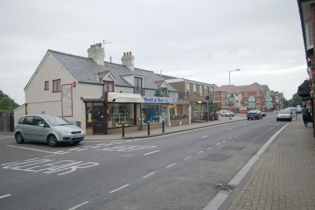 Lymington Road, Highcliffe © Kevin Hale Cc-by-sa 2.0 :: Geograph 