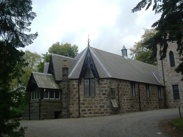 Torphins Church © Stanley Howe cc-by-sa/2.0 :: Geograph Britain and Ireland