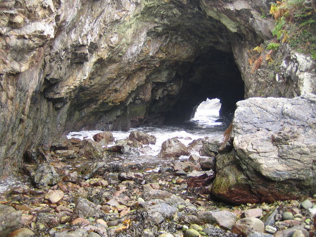 Cuas Pier Cave © Nigel Cox cc-by-sa/2.0 :: Geograph Ireland