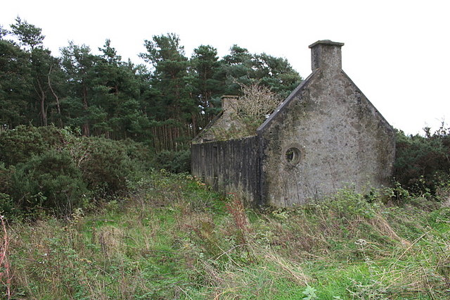 Derelict but and ben near Lochhill