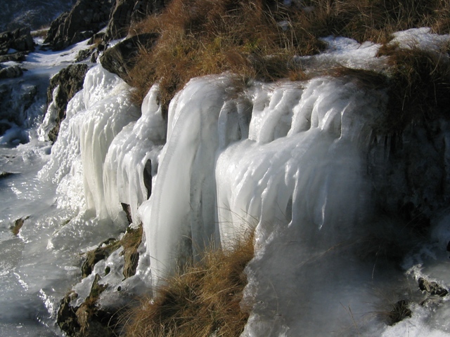 Ice flow alongside  the Pyg Track