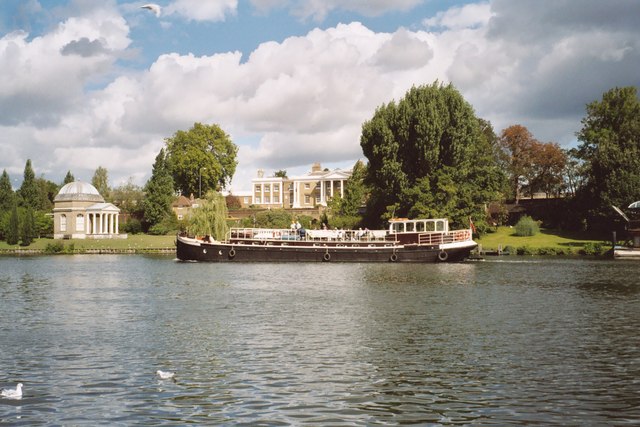 Garrick's Monument to Shakespeare, being passed by Dutch barge "Richmond Venturer", September 2006