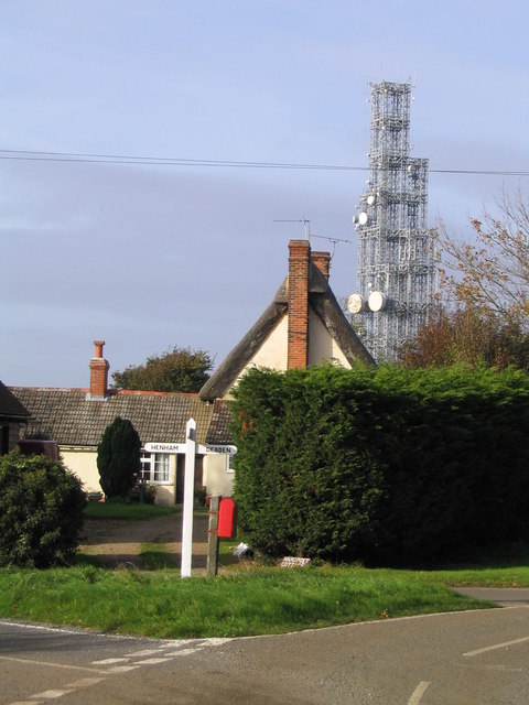 The cross road at Henham Microwave Tower
