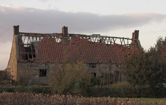 Ruined farmhouse near Liverton