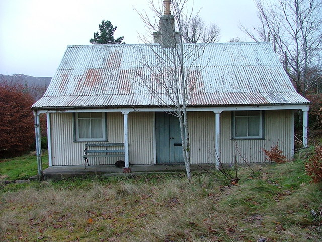 Empty Corrugated Iron House © Dave Fergusson Geograph 