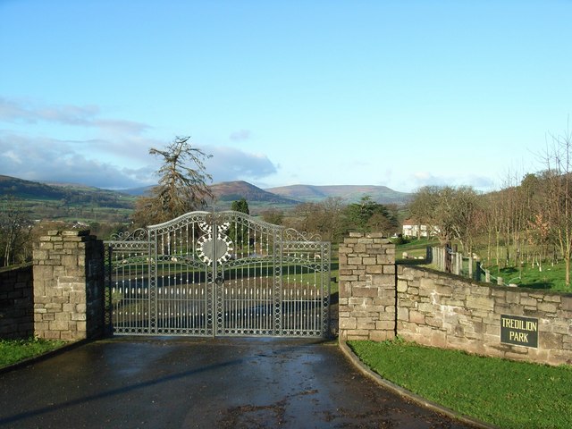The entrance to Tredilion Park