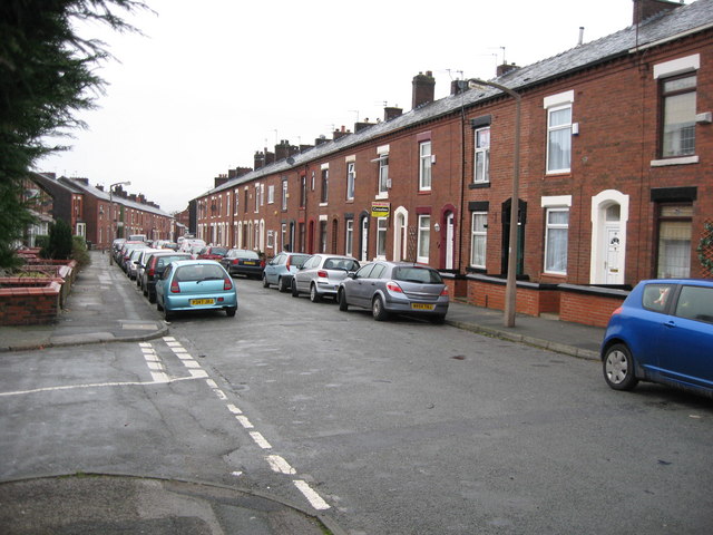 Hollinhall Street Oldham © Paul Anderson cc-by-sa/2.0 :: Geograph 