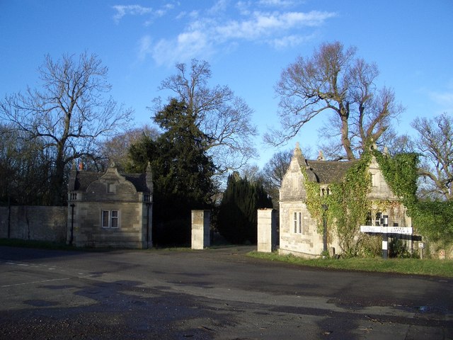 Gatehouses to Lilford Hall © Nigel Stickells cc-by-sa/2.0 :: Geograph ...