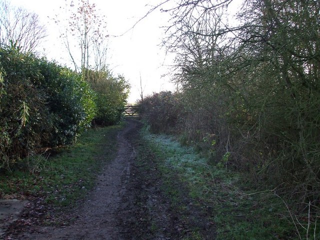 Footpath next to Crafton Lodge