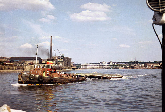 Thames Tug upstream of RNC Greenwich © Peter Benton cc-by-sa/2.0 ...