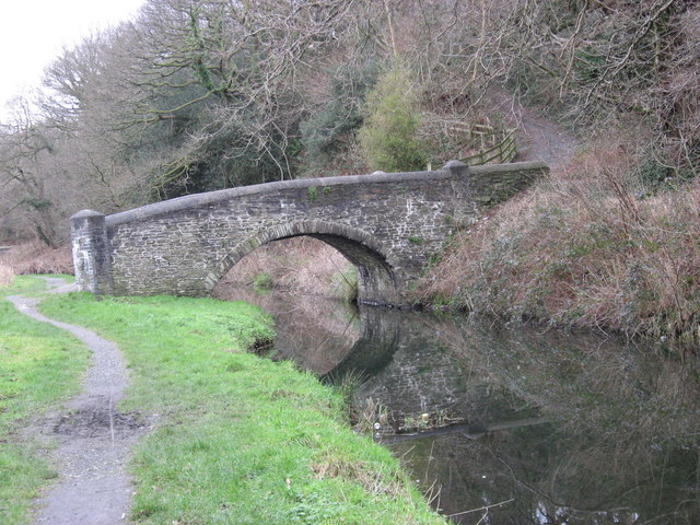 Ynsmeudwy Bridge over canal