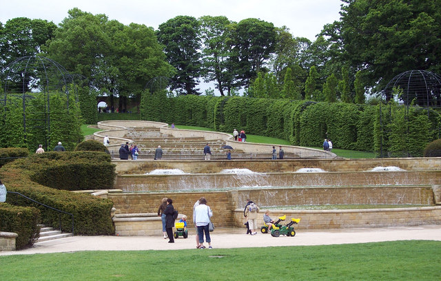 Water feature, Alnwick Castle Gardens © Maigheach-gheal :: Geograph ...