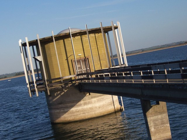 Water extraction tower at Draycote Water