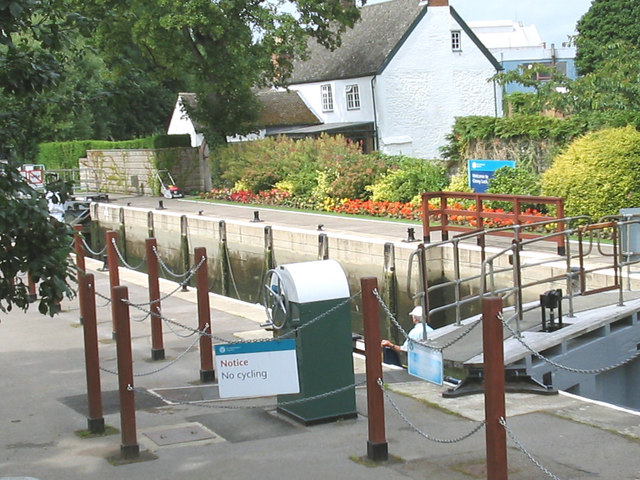 Osney Lock in Action [River Thames at Oxford]