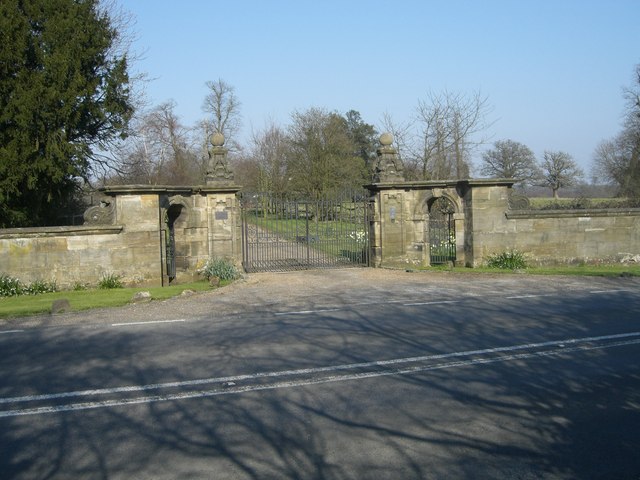 Gates to Coolhurst House © Peter Cox cc-by-sa/2.0 :: Geograph Britain ...