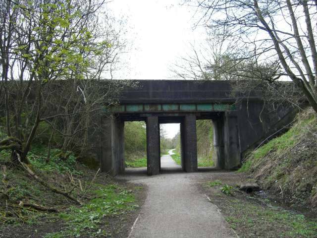 Dismantled Railway © Steve Lewin :: Geograph Britain and Ireland