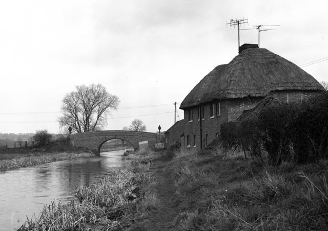 Fore Bridge and cottages, Kennet and Avon Canal