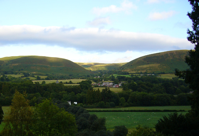 Evening sunlight on hills behind... © Katharine Oakeshott :: Geograph ...