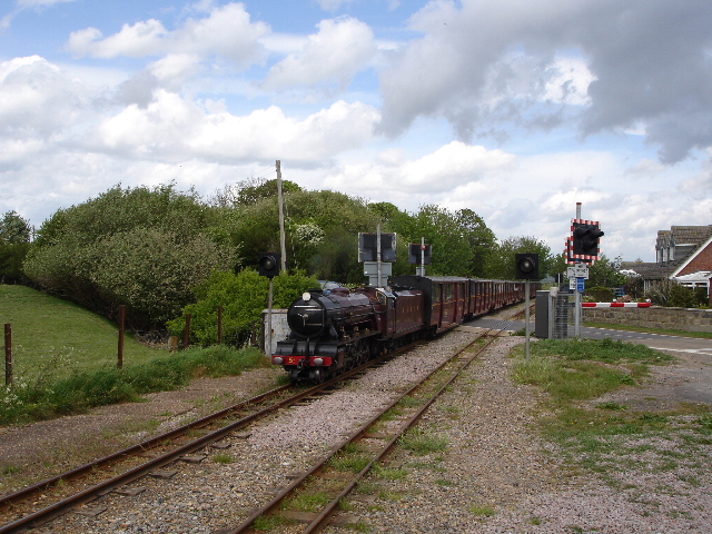 Burmarsh crossing © D-G-Seamon :: Geograph Britain and Ireland