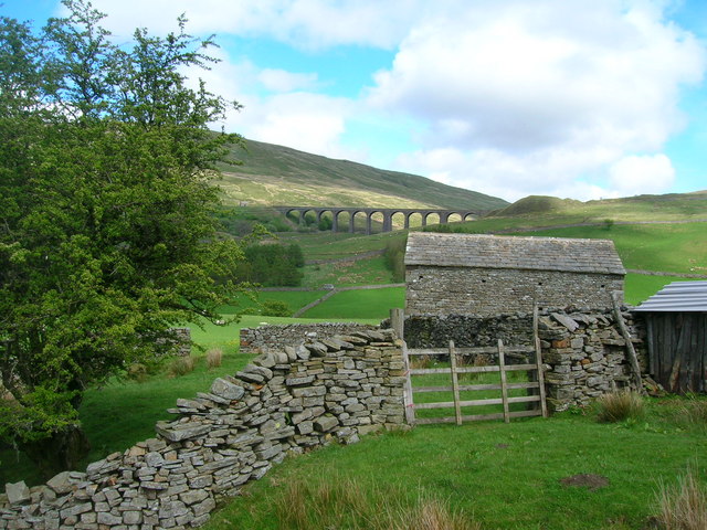 Barn and Artengill viaduct from the west