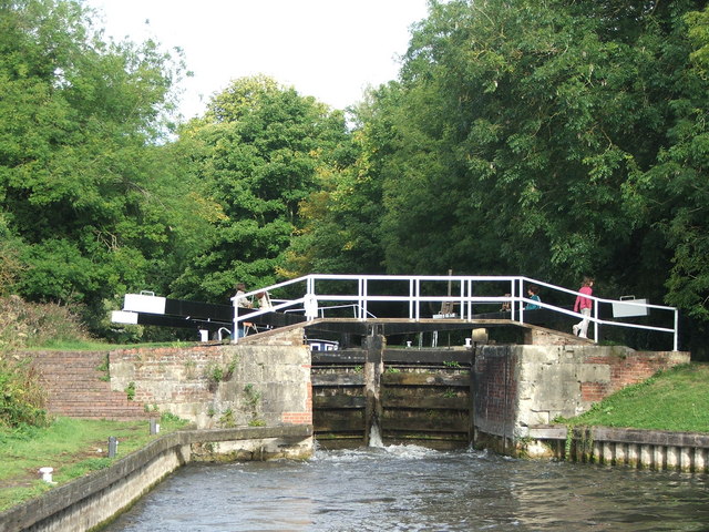 Bull's Lock nr. Newbury K&A Canal - 2005 © Maurice Pullin cc-by-sa/2.0 ...