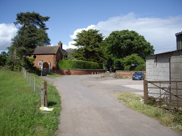 Footpath through Manor Farm